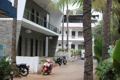 Отельчик где ночевали, ели вдруг кому нужно, расположен в двух шагах от моря (50метров),перед отелем дорога а заней пляж.